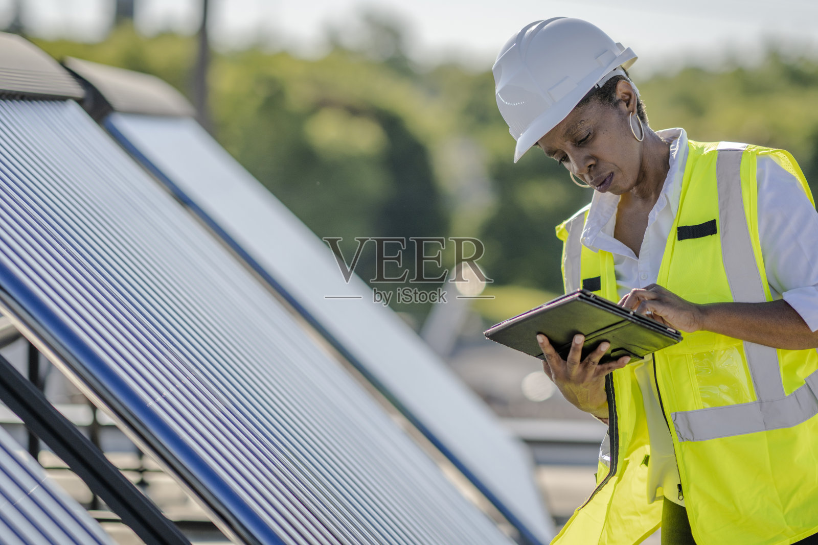 非裔美国人的太阳能电池板检查照片摄影图片