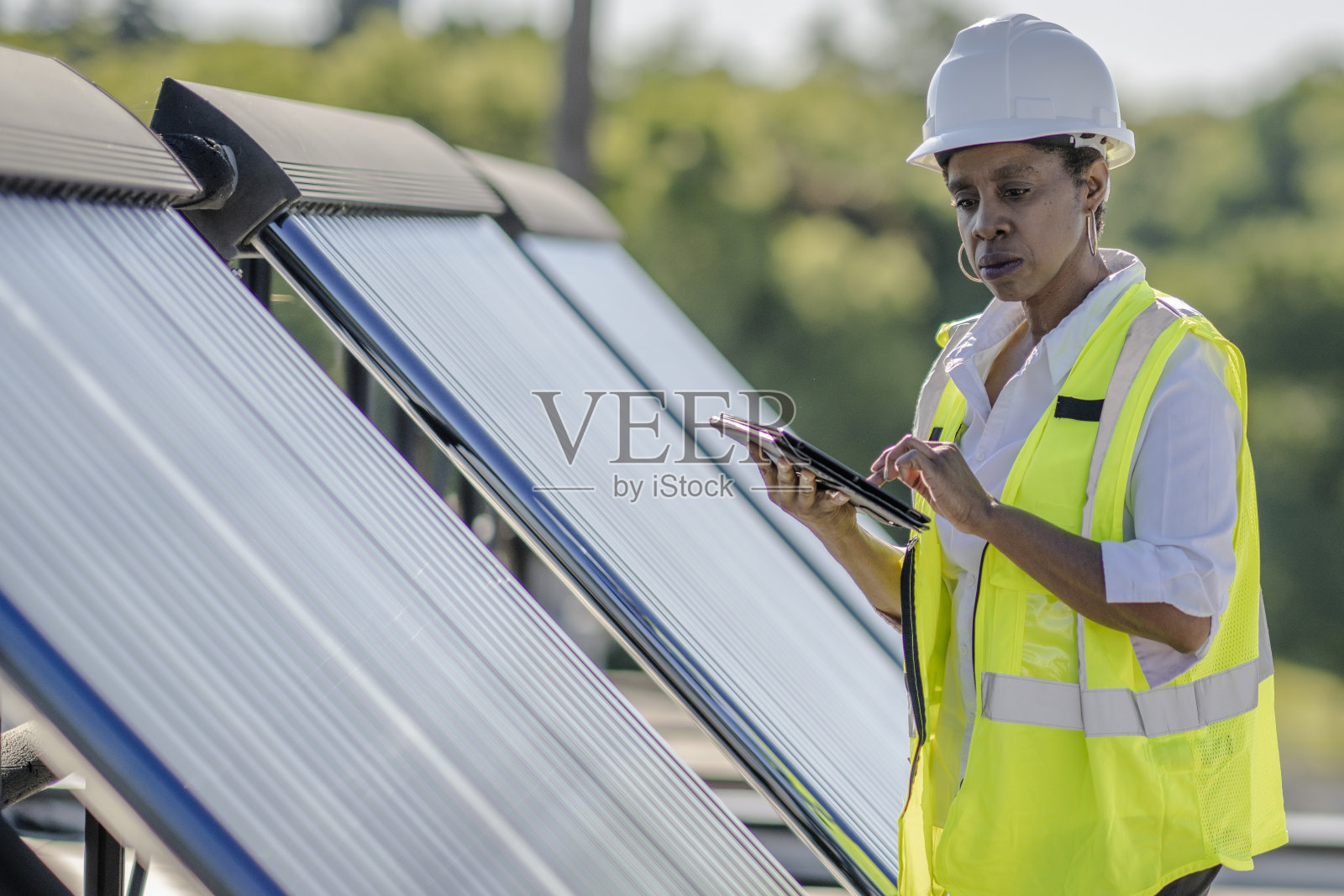 非裔美国人的太阳能电池板检查照片摄影图片
