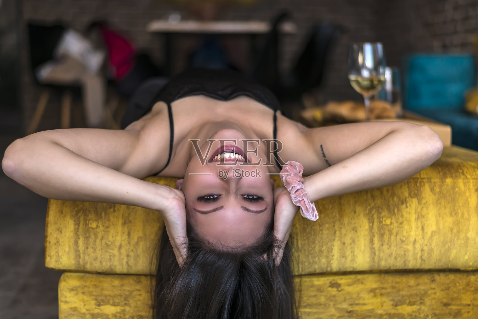 一个迷人的年轻女子在家，散发着幸福的光芒照片摄影图片