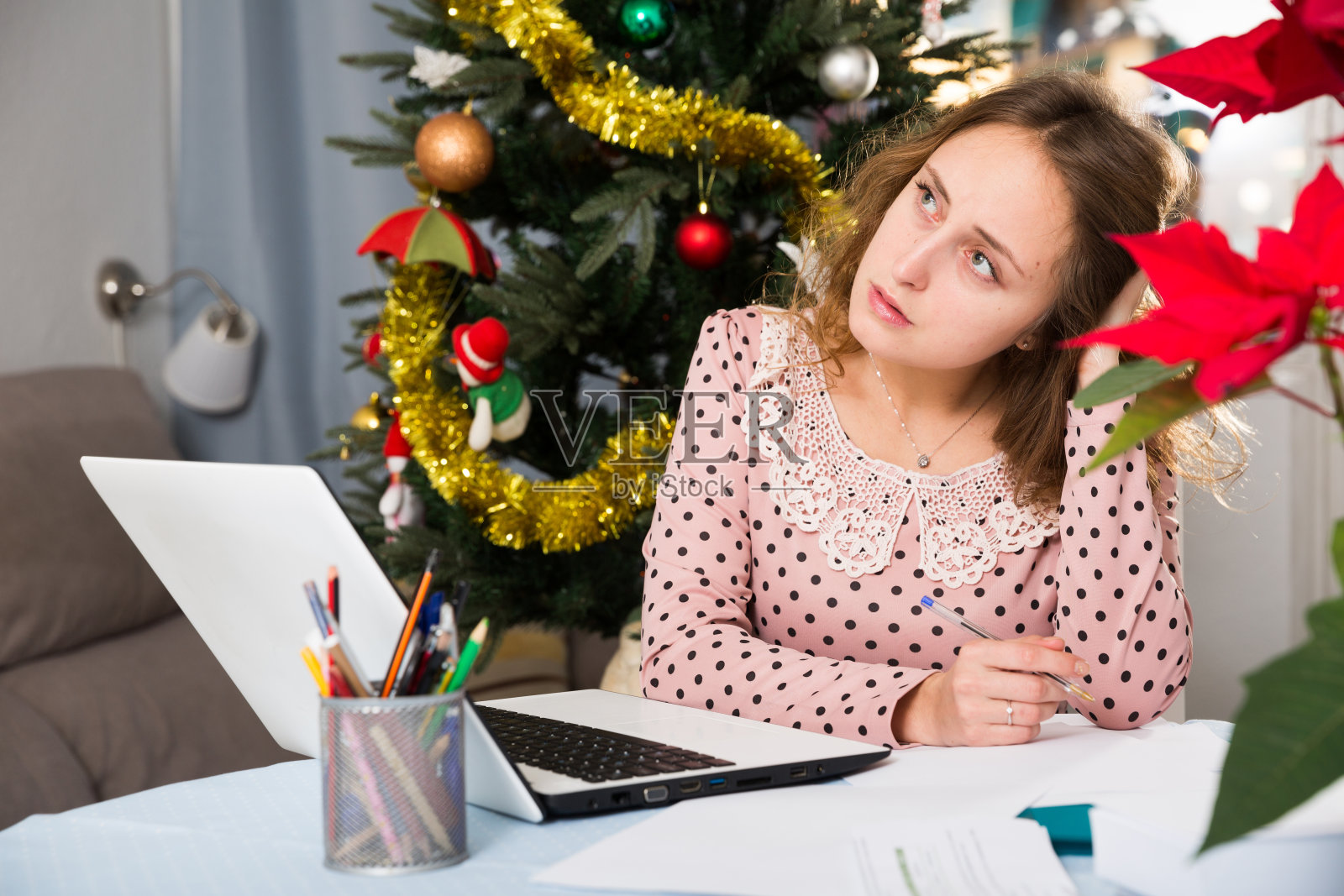 忧心忡忡的女人用笔记本电脑工作照片摄影图片