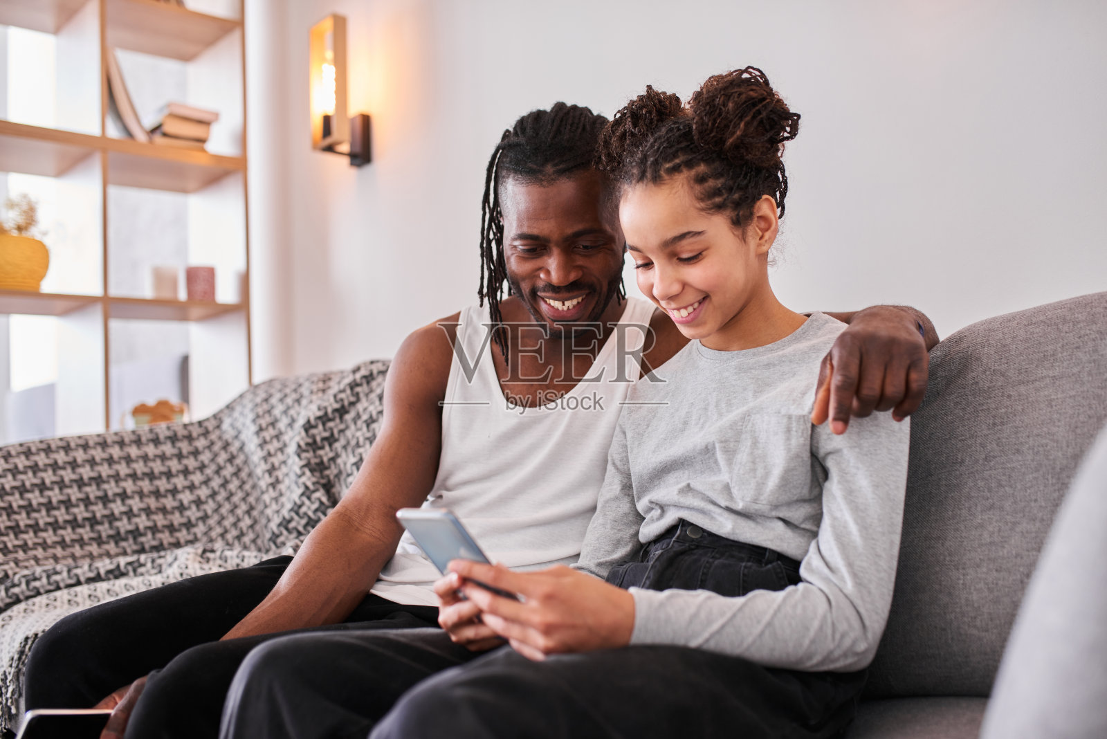 友好的家庭，爸爸和孩子在家里玩设备照片摄影图片