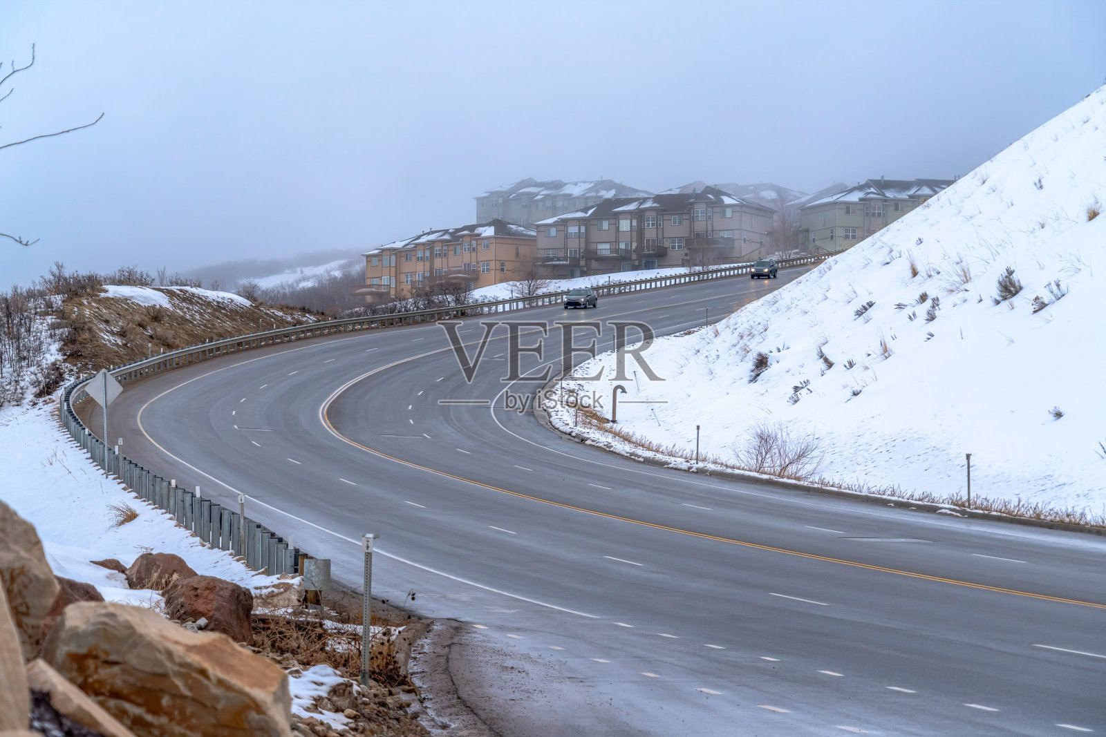 冬季，蜿蜒在瓦萨奇山山坡上的公路被积雪覆盖照片摄影图片