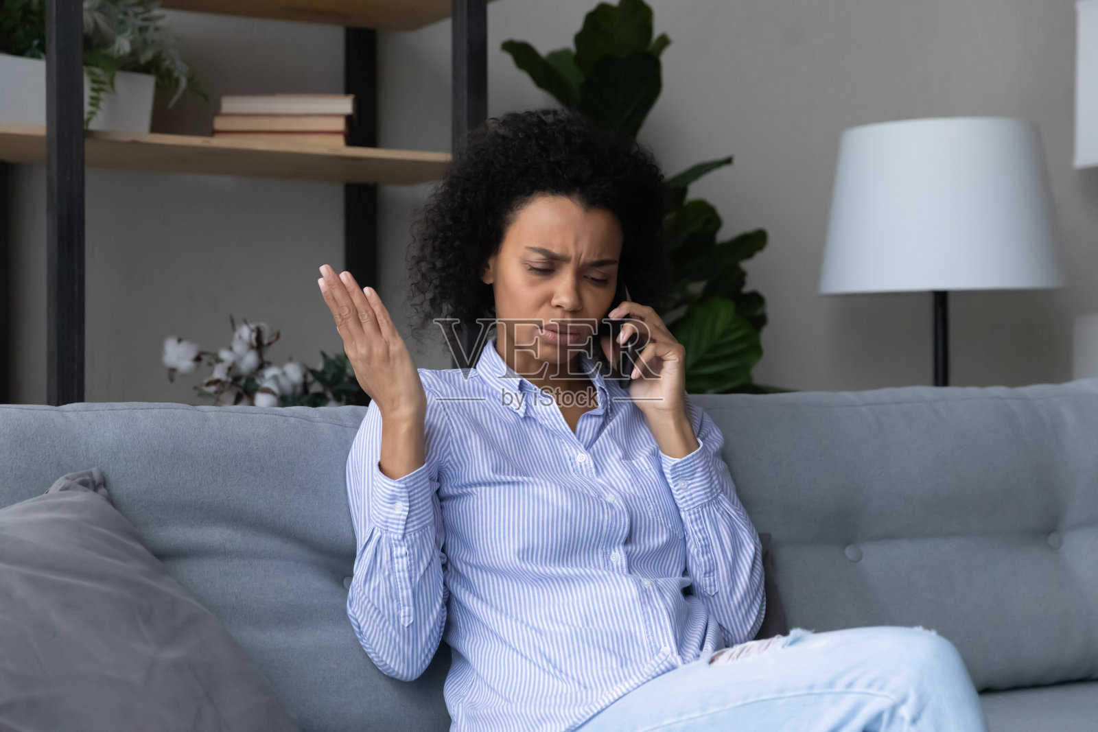 不幸的非洲裔美国妇女有不愉快的手机照片摄影图片