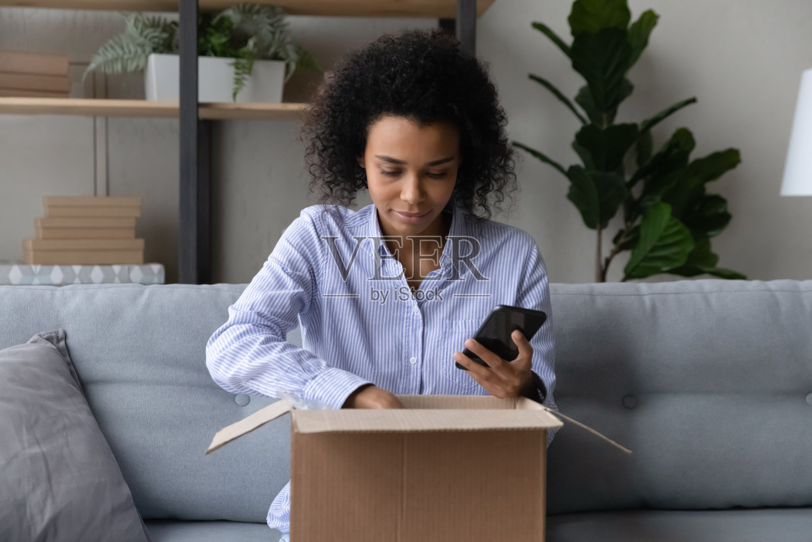 非裔美国女采购员打开订单箱照片摄影图片