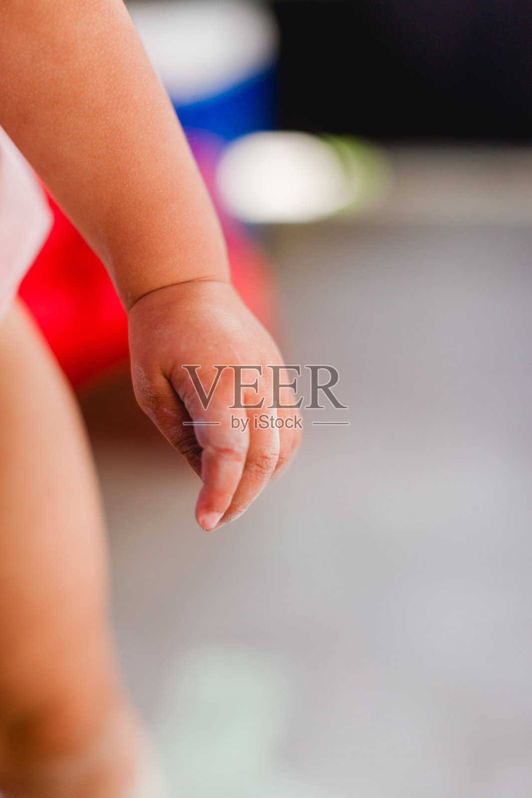 手持粉笔的蹒跚学步的小女孩照片摄影图片