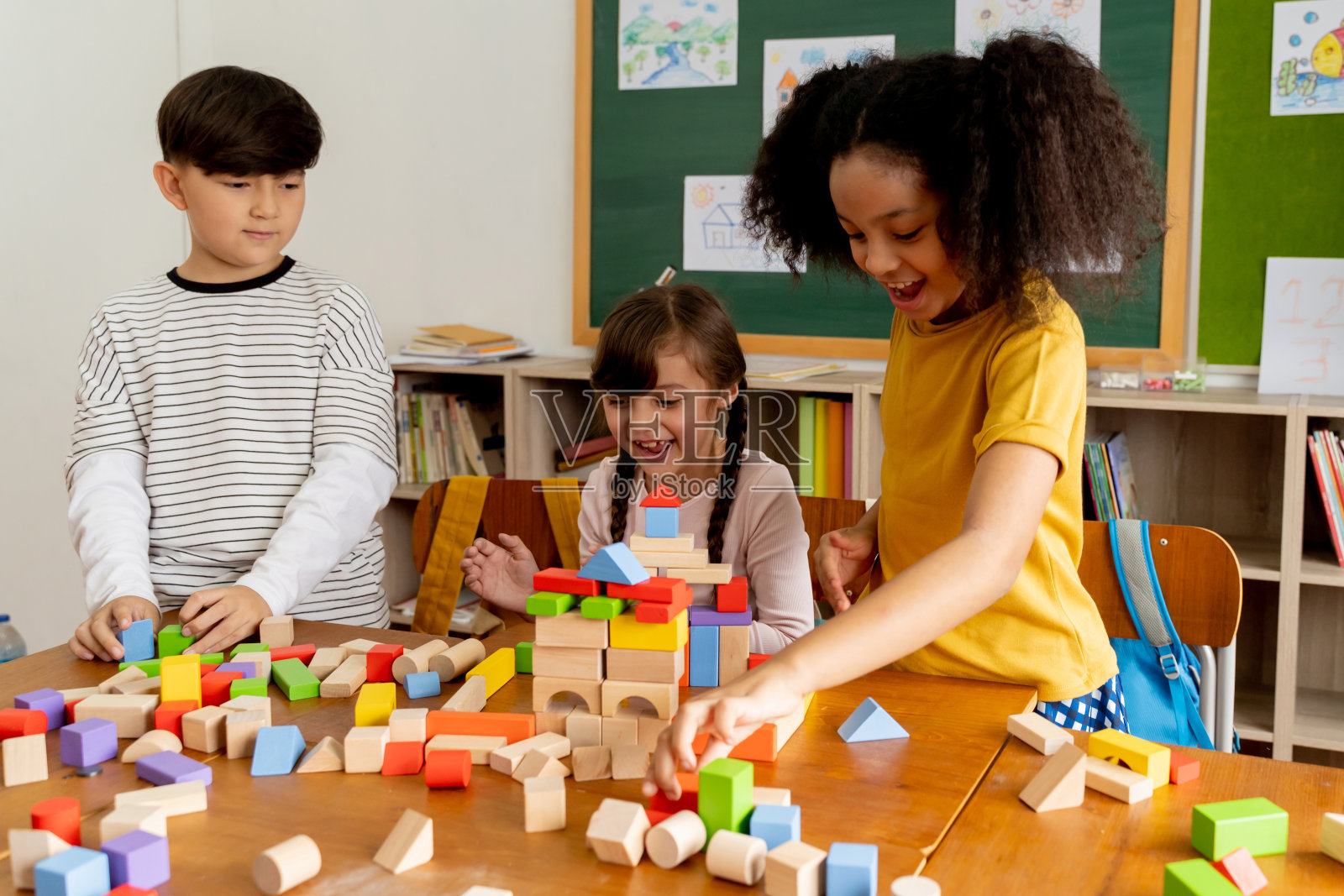 孩子们在教室里玩积木照片摄影图片