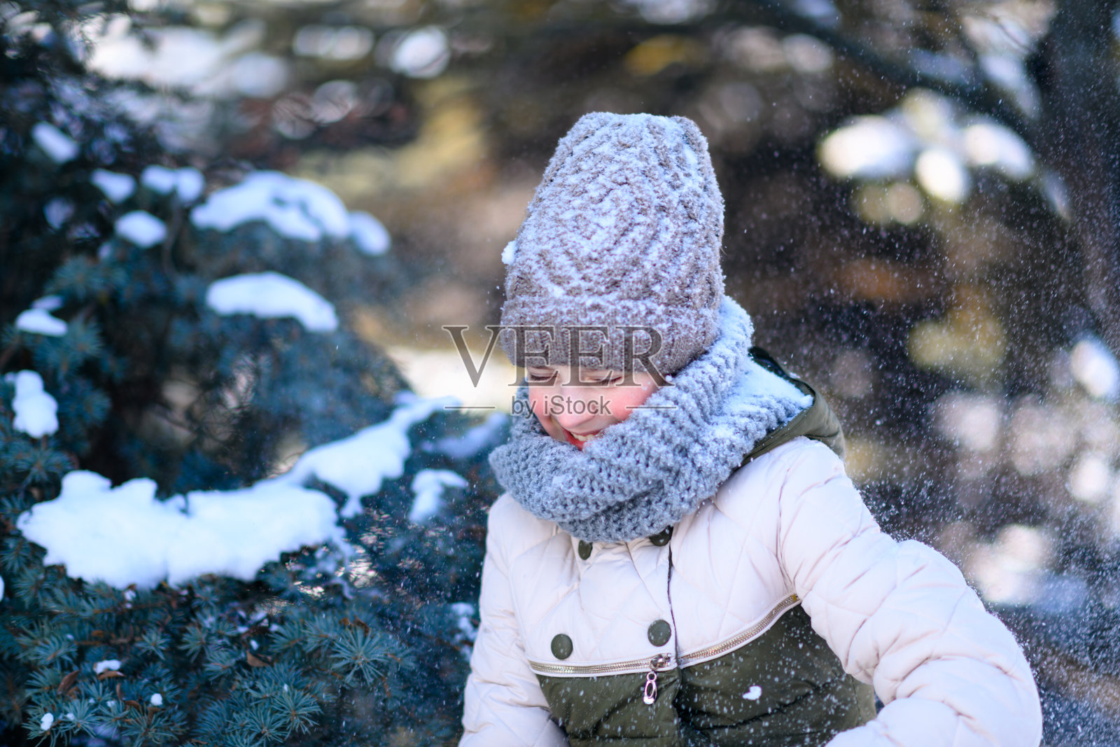 十几岁的女孩摆姿势在冬天的森林，玩雪照片摄影图片
