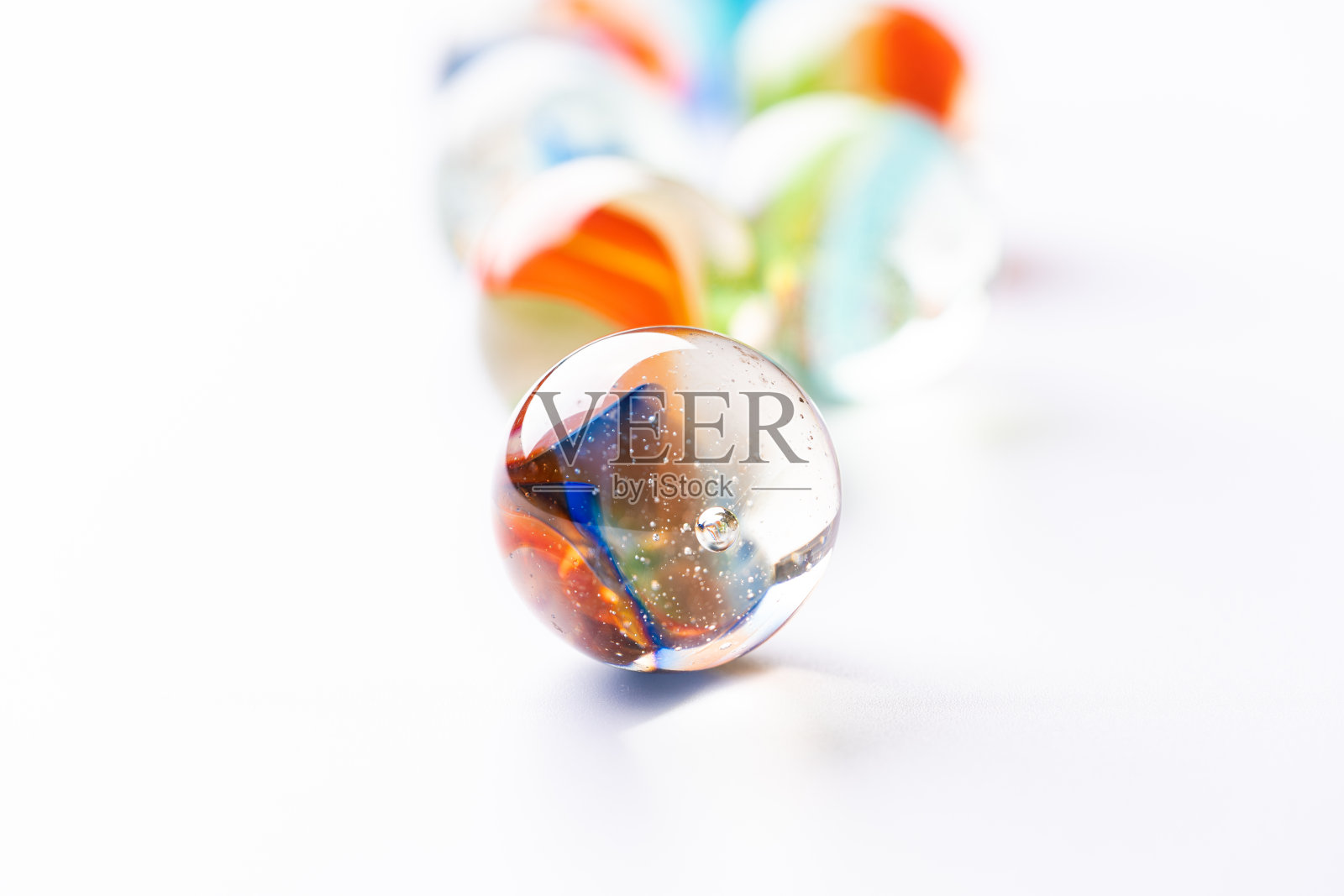 白色背景上的大理石照片摄影图片