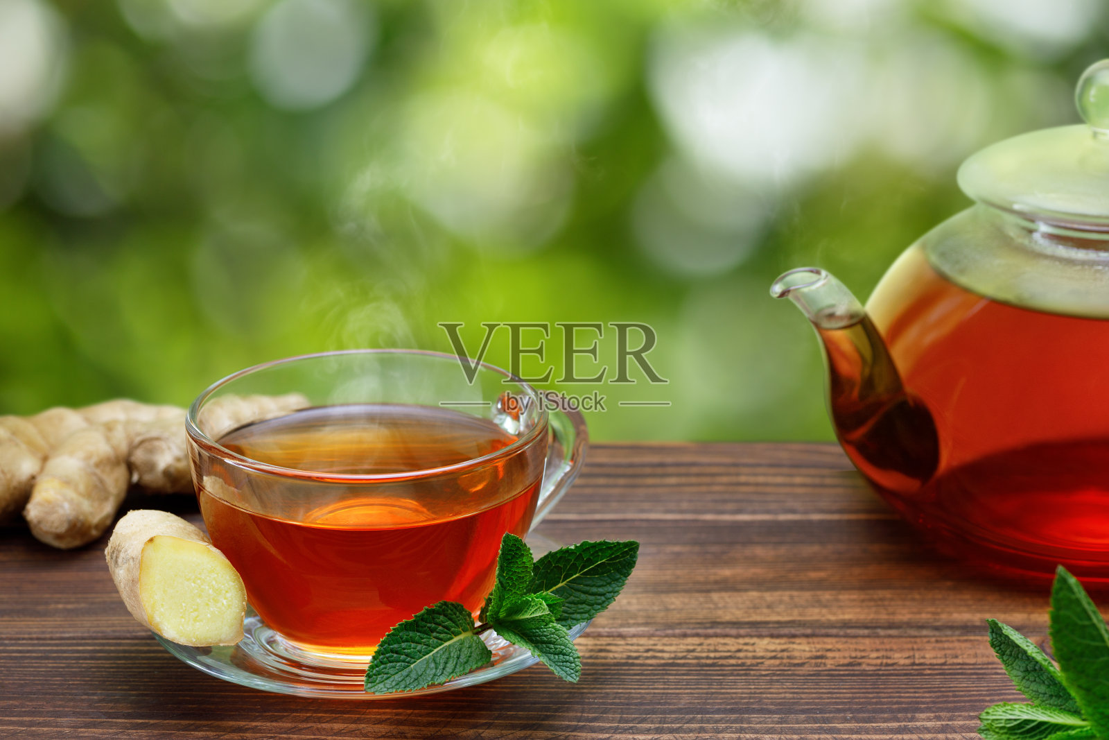杯中加入姜、薄荷的热茶照片摄影图片