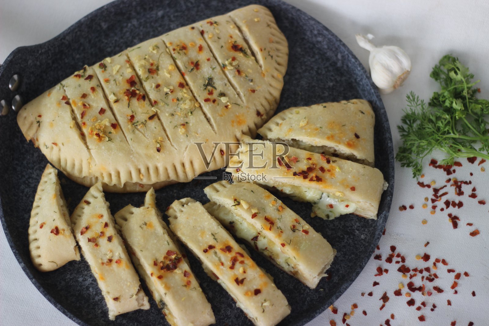 家里烤的蒜蓉面包里塞满了马苏里拉奶酪。照片摄影图片