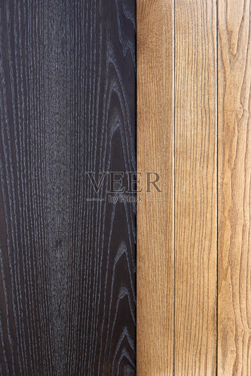 由浅色和黑色白蜡木制成的护墙板照片摄影图片