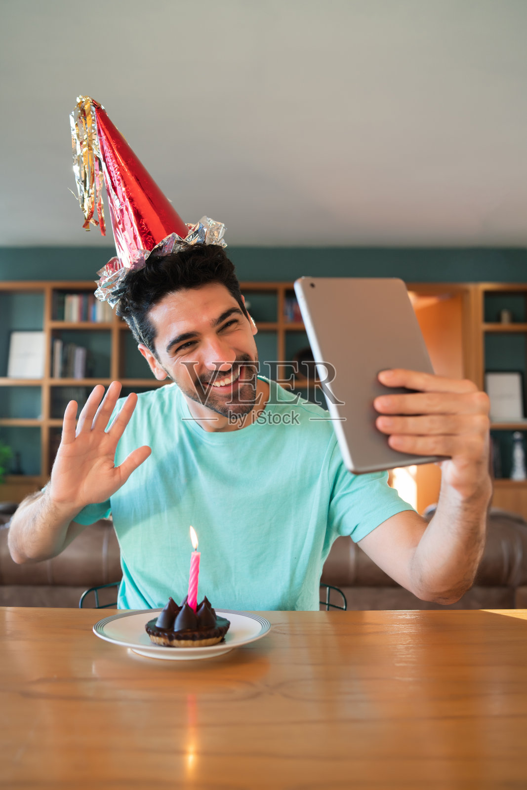 一名男子通过视频电话庆祝自己的生日。照片摄影图片