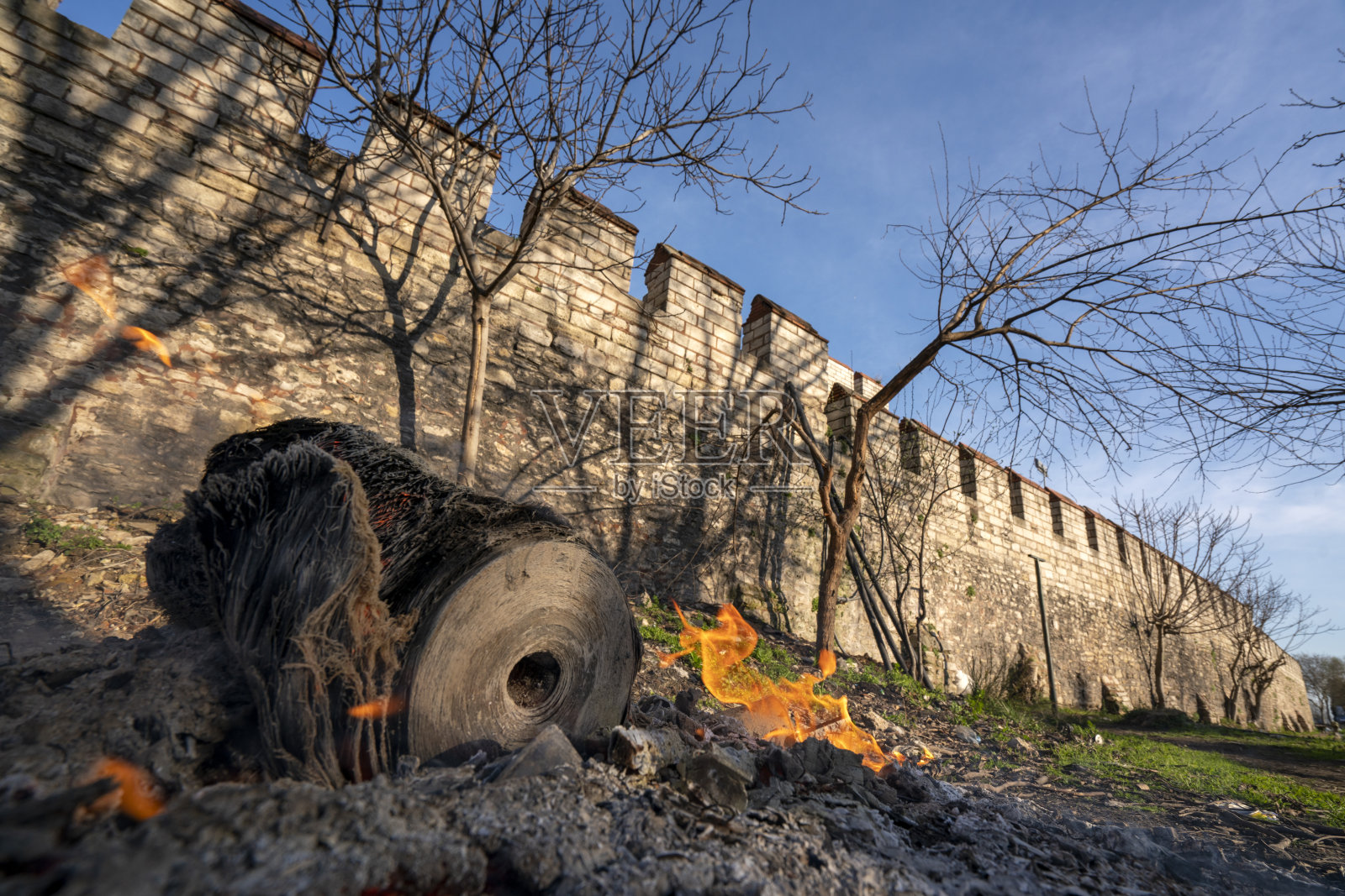伊斯坦布尔历史拜占庭墙的一部分，火。照片摄影图片