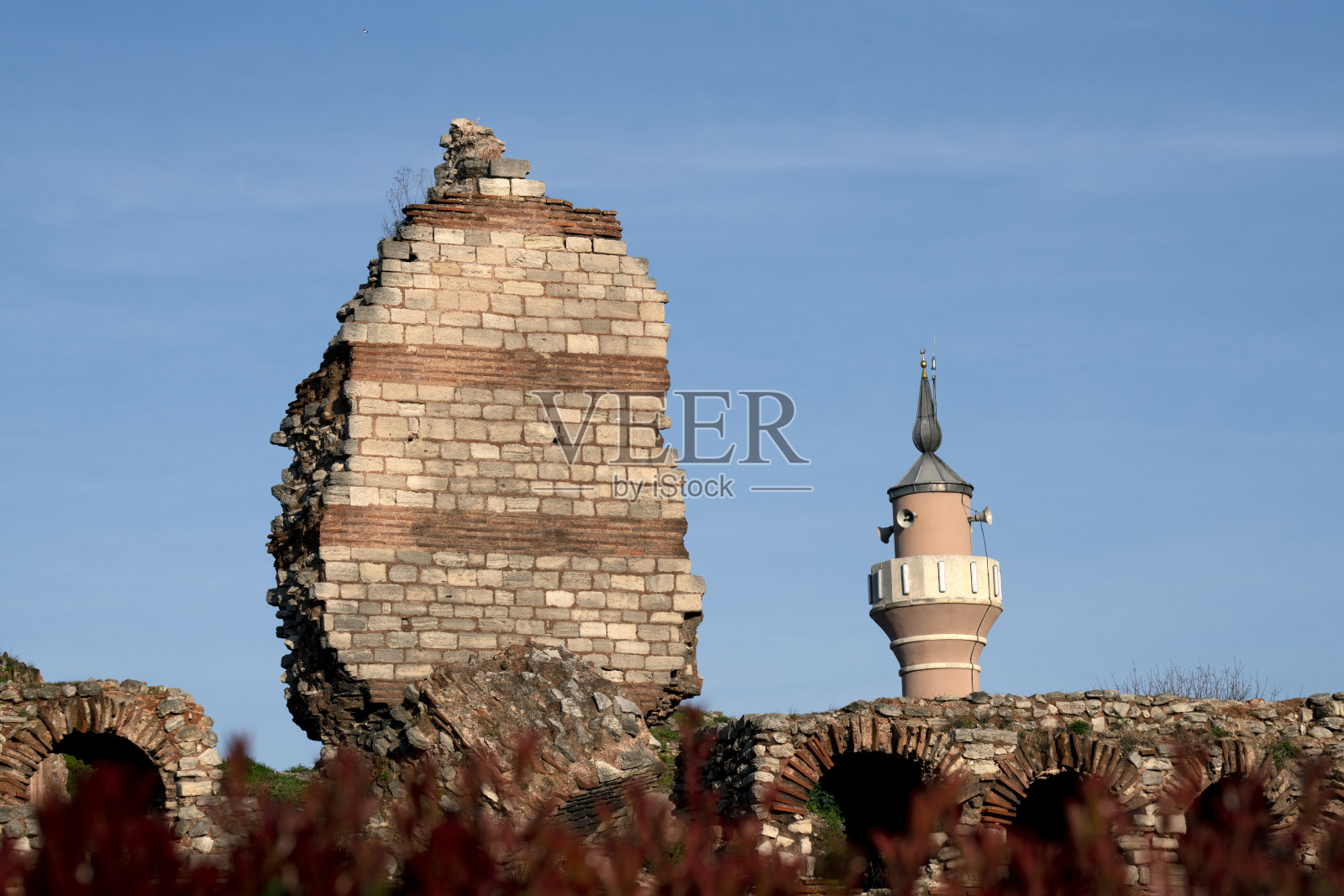 伊斯坦布尔拜占庭墙的一部分，有一个尖塔。照片摄影图片