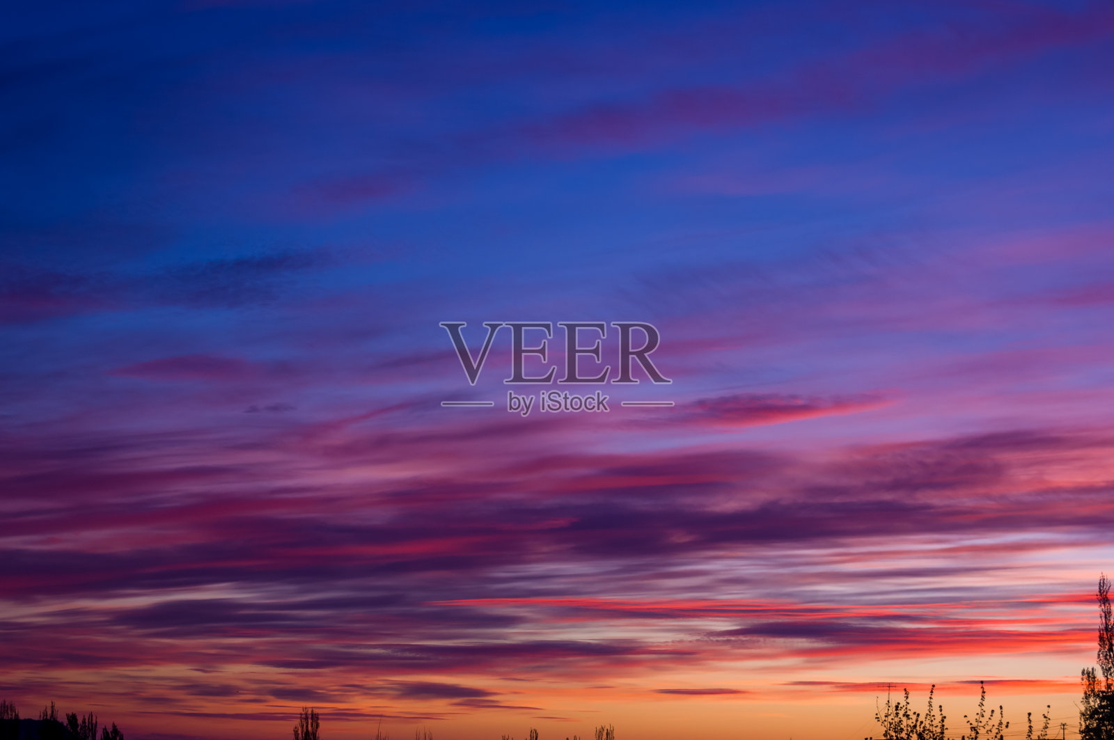 风景与戏剧性的光-美丽的金色日落与饱和的天空和云。照片摄影图片