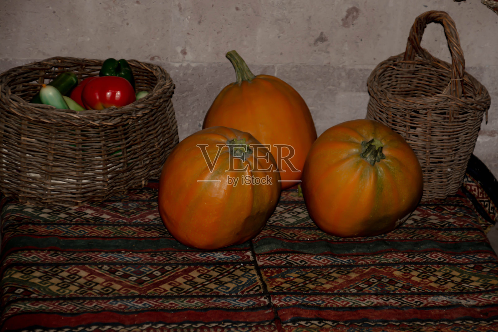 南瓜和其他蔬菜在篮子里。欢迎来到我们村里照片摄影图片