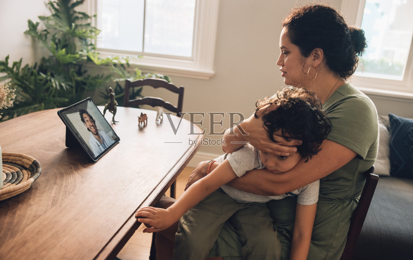 母亲和她生病的儿子视频呼叫在线医生照片摄影图片