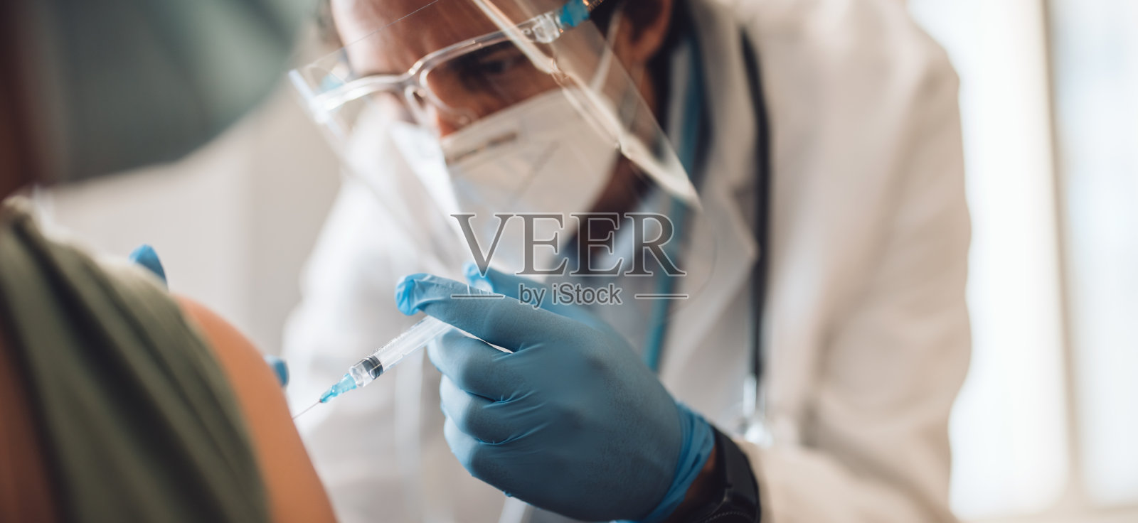 医生接种冠状病毒疫苗照片摄影图片