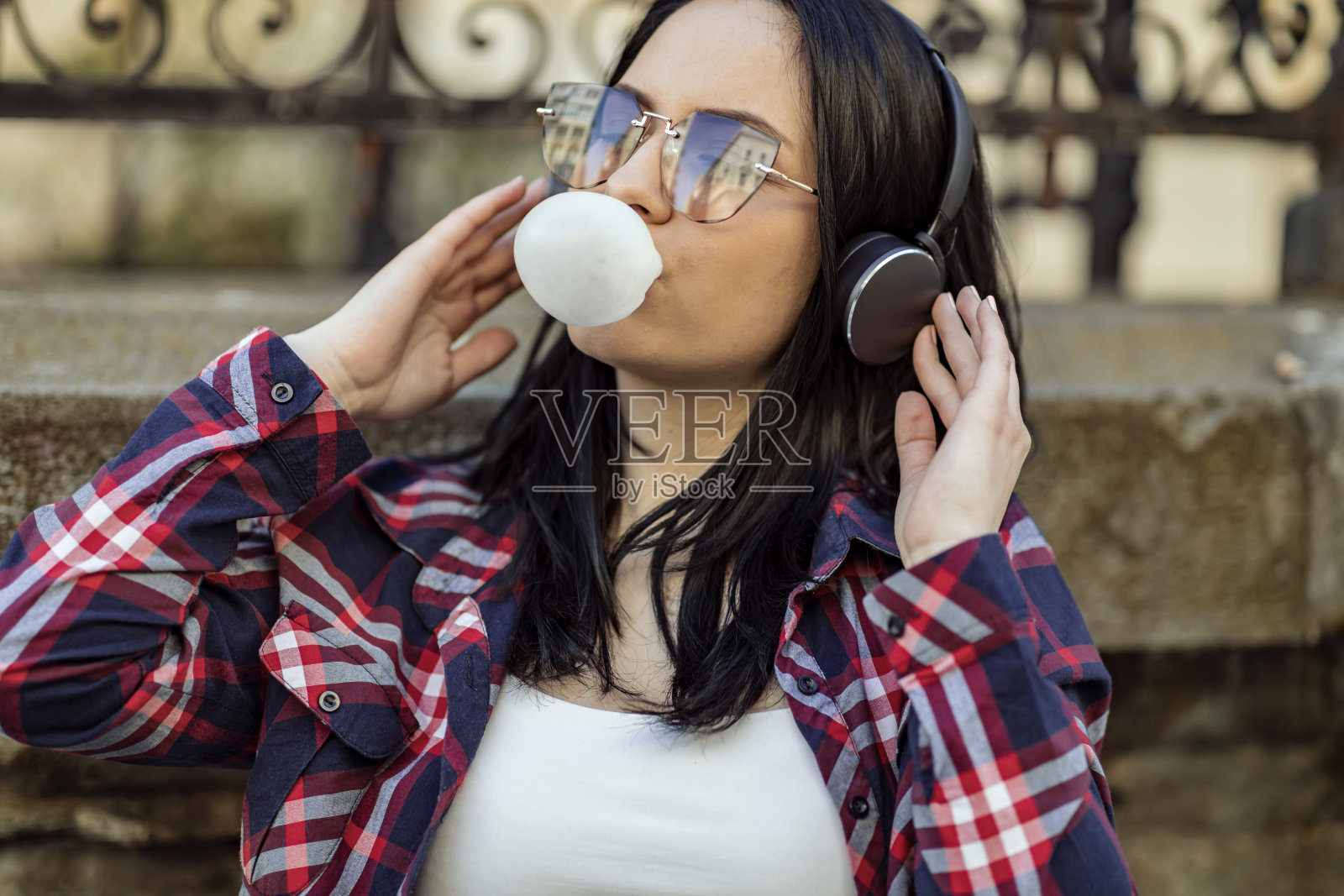 户外生活肖像美丽的年轻女子吹泡泡糖气球照片摄影图片