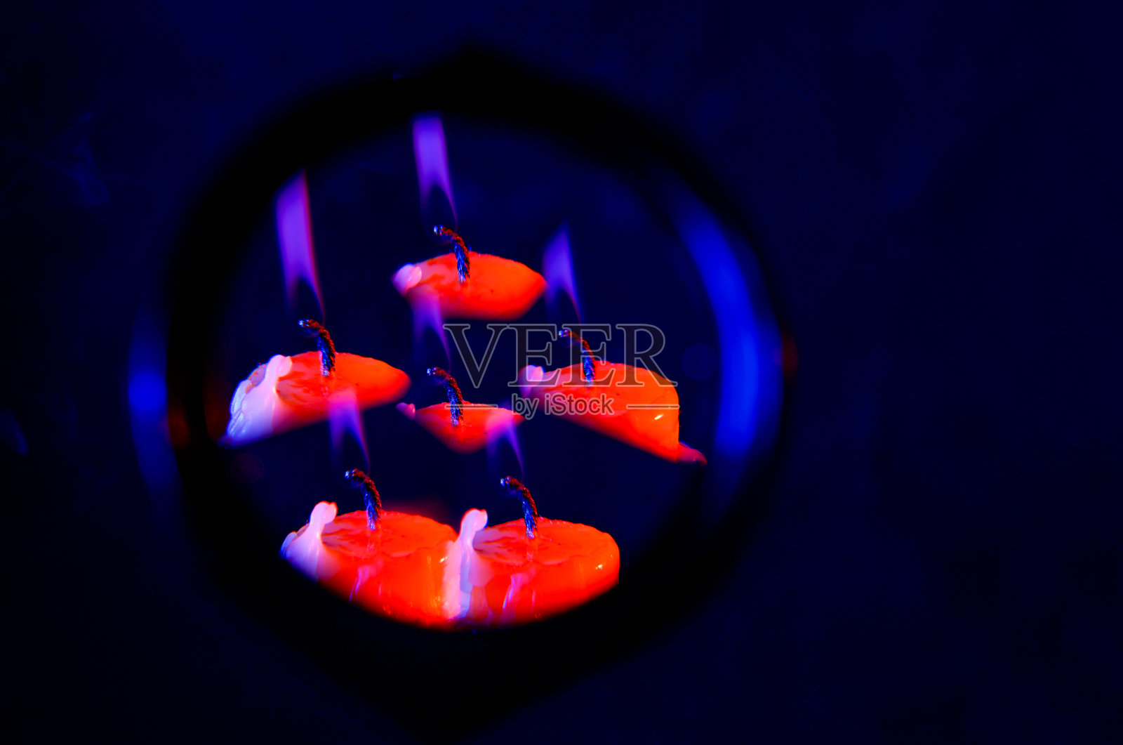 蜡烛与烟和火焰作为背景结构和复制空间在工作室拍摄照片摄影图片