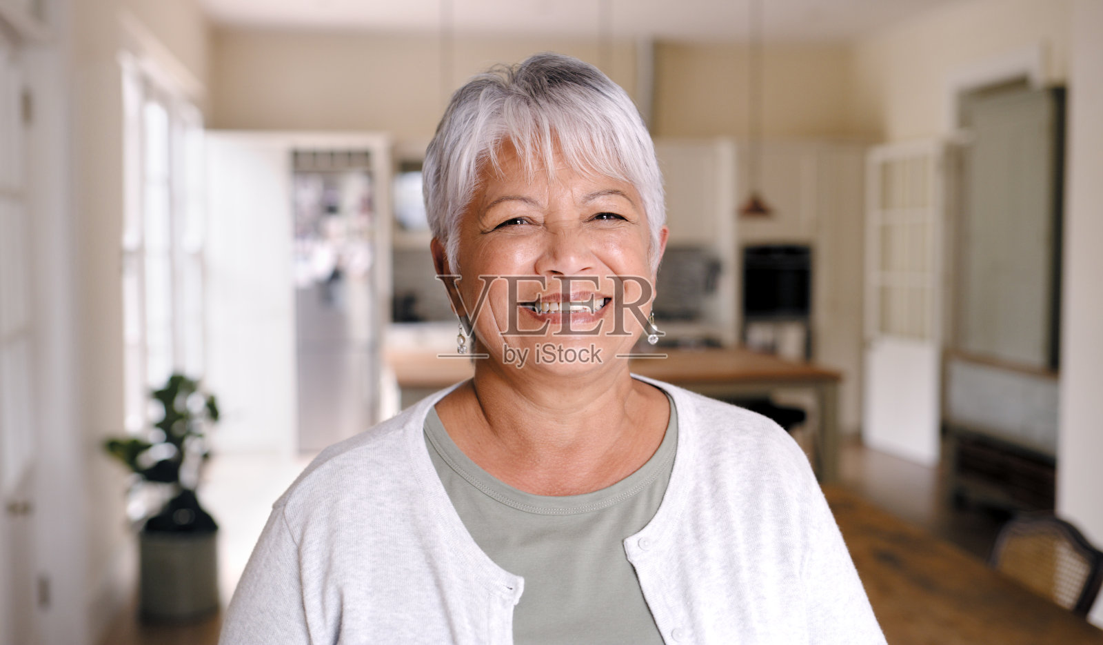 一位老妇人在家的厨房里休息照片摄影图片