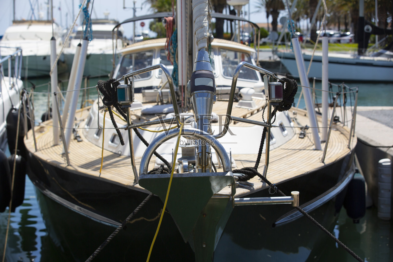 帆船停泊在西班牙南部的一个码头上照片摄影图片