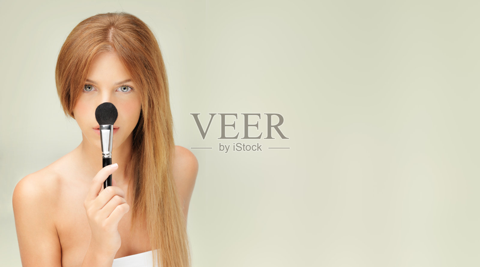 年轻漂亮的女人在吃巧克力照片摄影图片