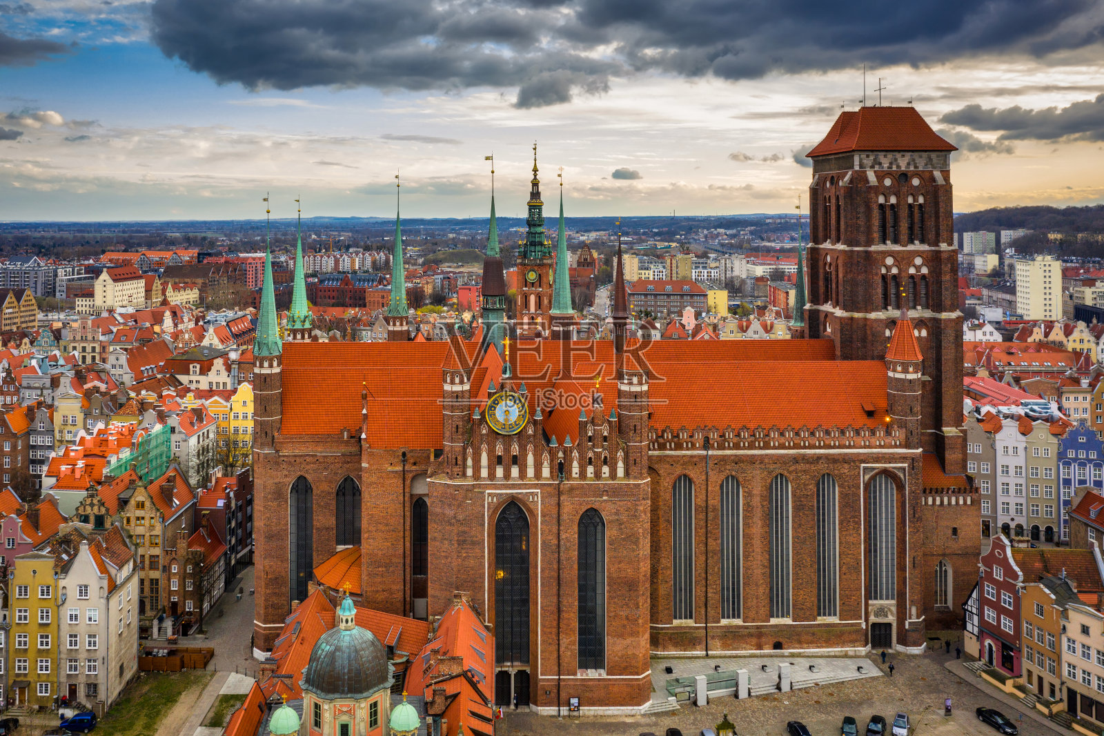 格但斯克圣玛丽大教堂日落时的鸟瞰图照片摄影图片