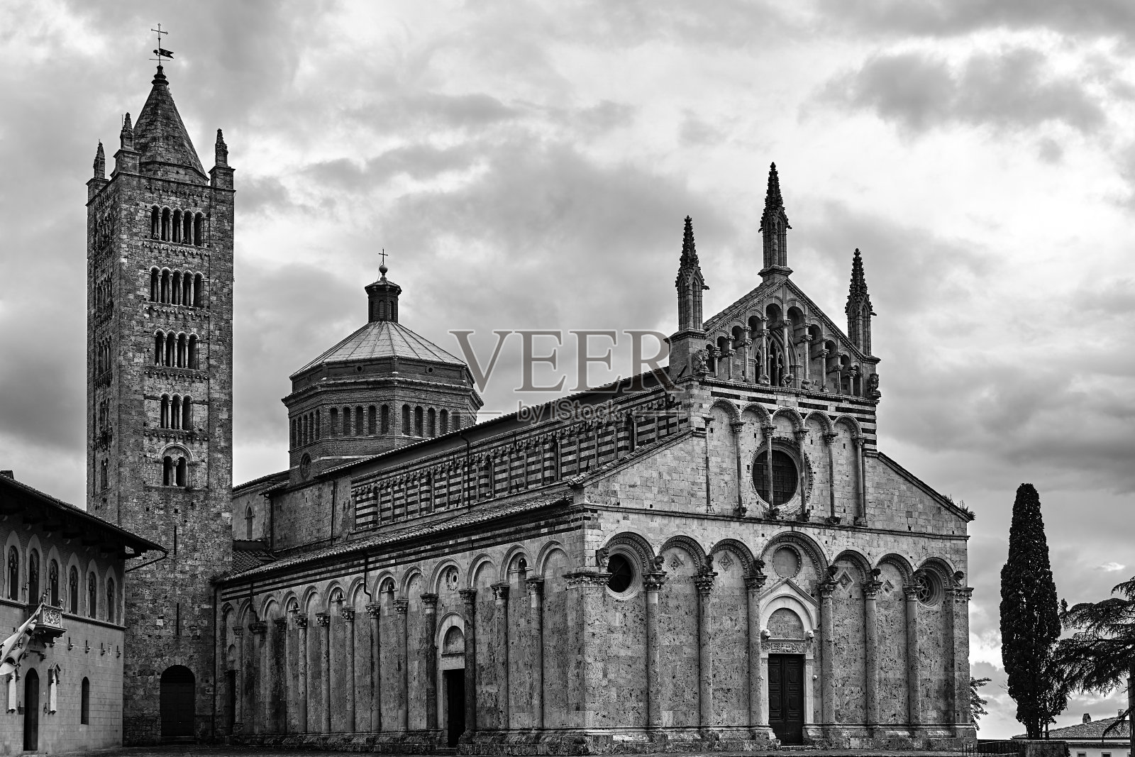 马萨马里蒂玛市有一座钟楼的历史悠久的石头教堂照片摄影图片