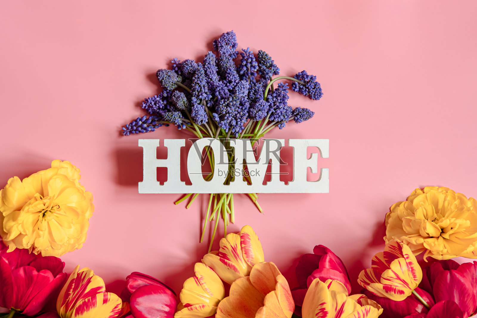 用清新的春花和装饰字组成家园。照片摄影图片