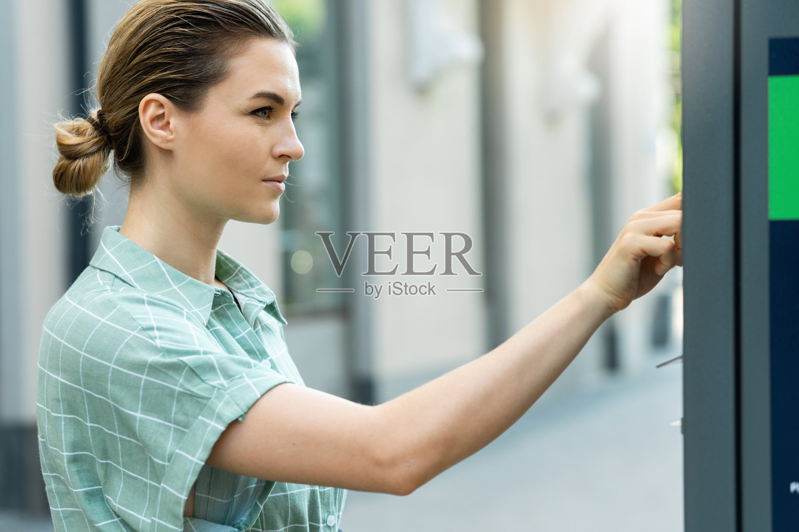 有魅力的女人在停车收费器里付钱照片摄影图片