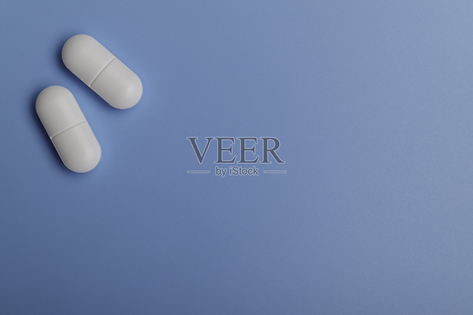 蓝色背景上的止痛药照片摄影图片