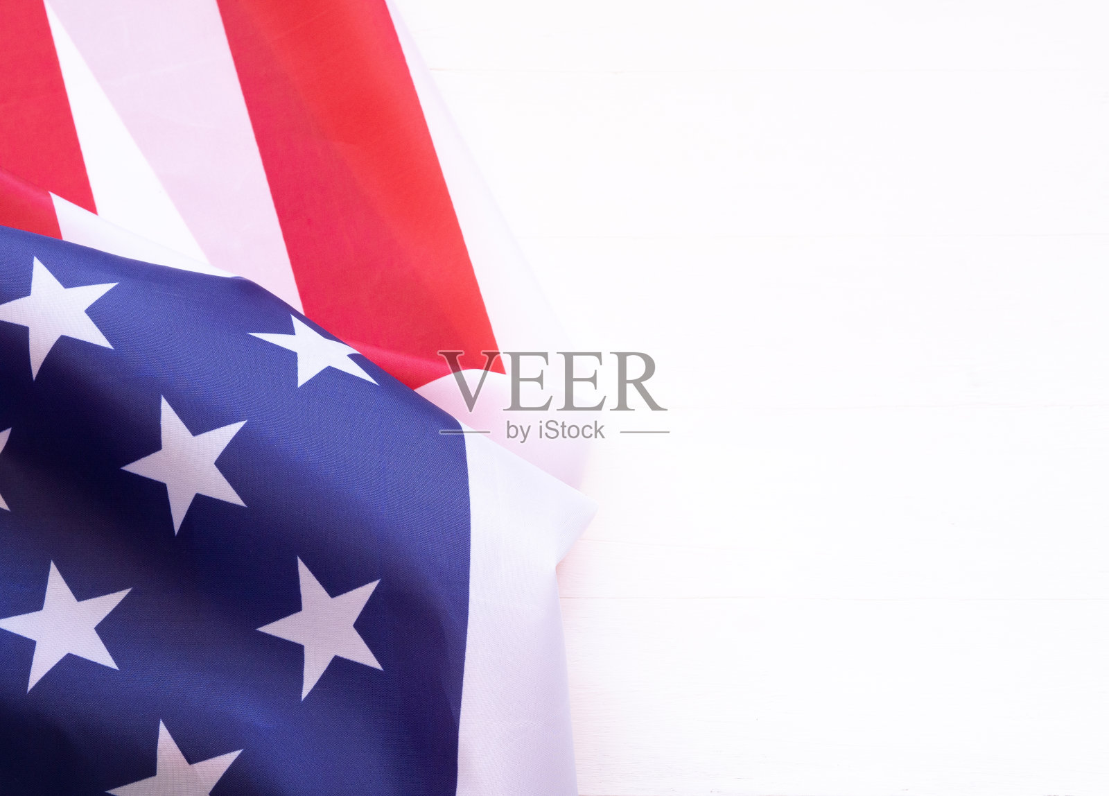 俯视白色背景上的美国国旗。独立日的概念。为你的文本复制空间。照片摄影图片