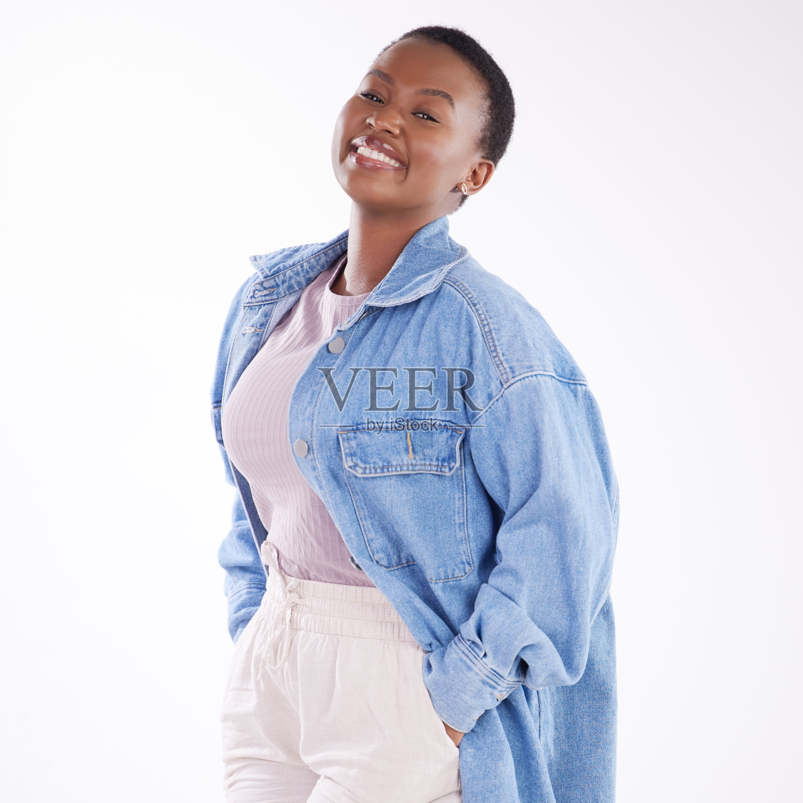 一个美丽的年轻女子在白色背景下摆姿势的剪裁镜头照片摄影图片