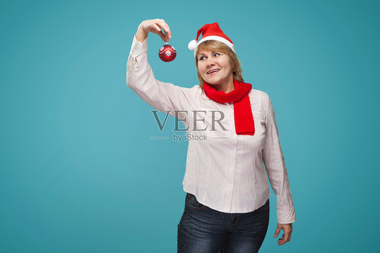 穿着蓝色背景的衬衫和牛仔裤的圣诞女人照片摄影图片