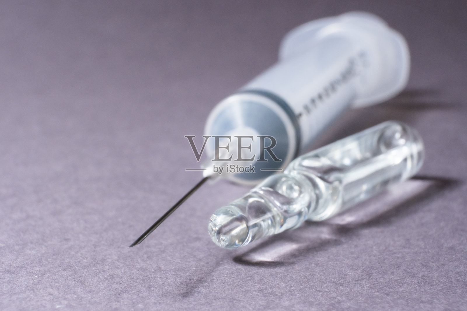 医用安瓿和注射器在桌子上。照片摄影图片