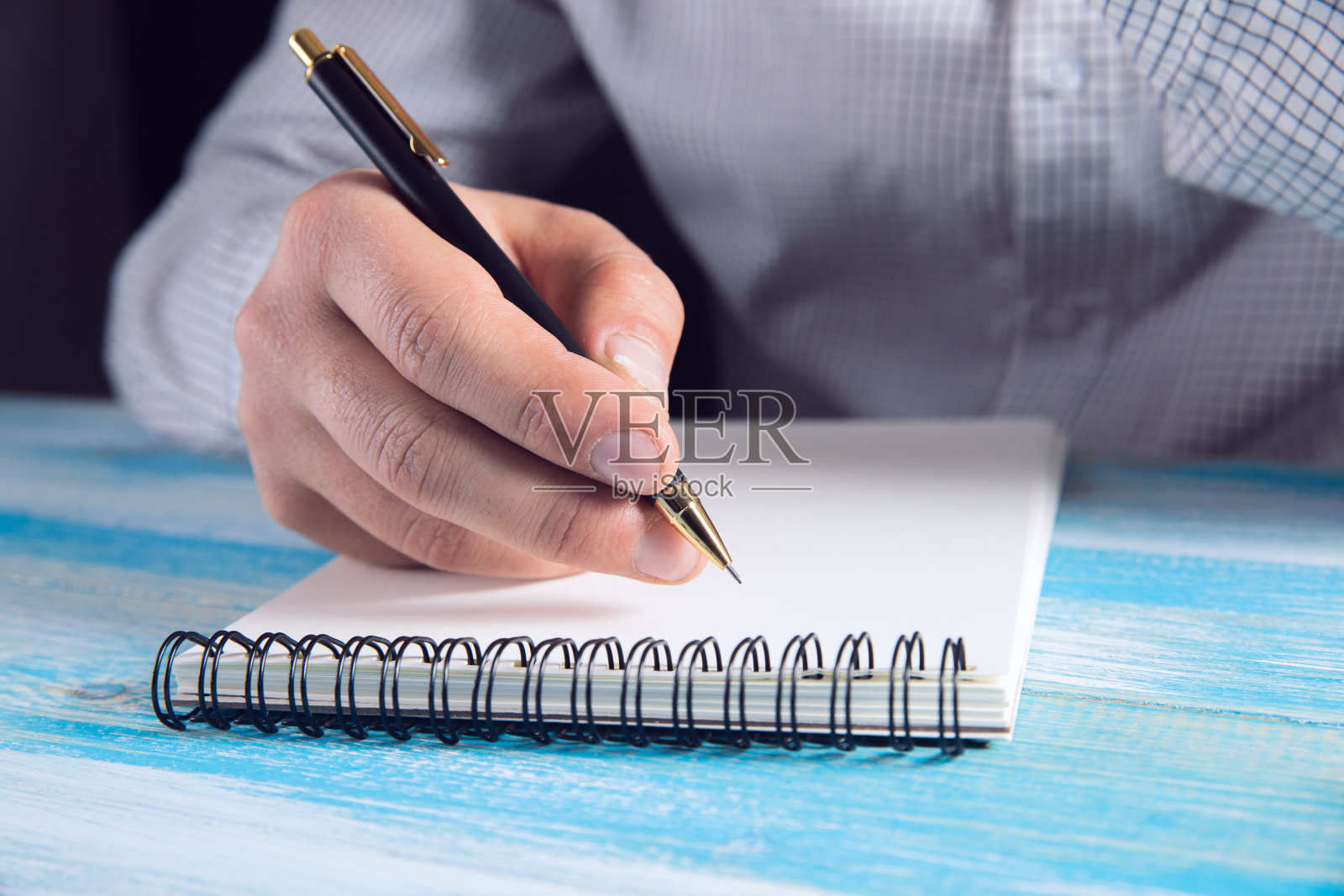 在笔记本上做笔记照片摄影图片