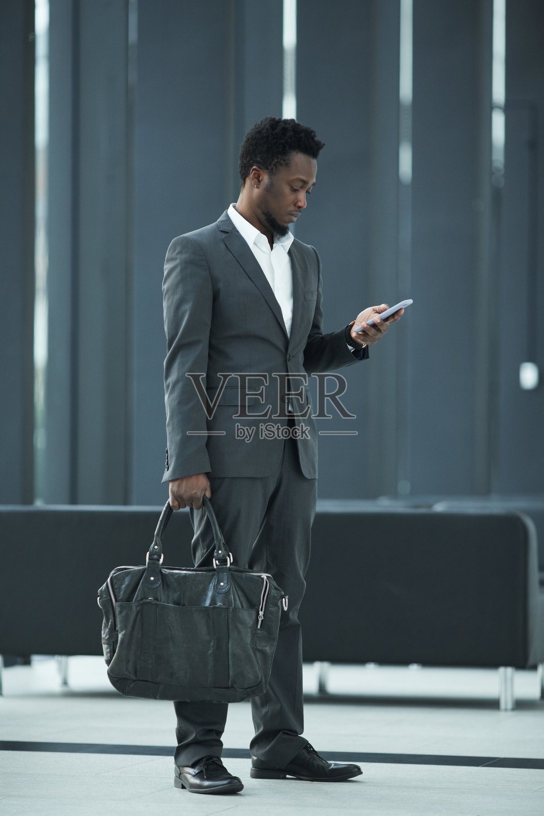 非裔美国商人在大厅照片摄影图片