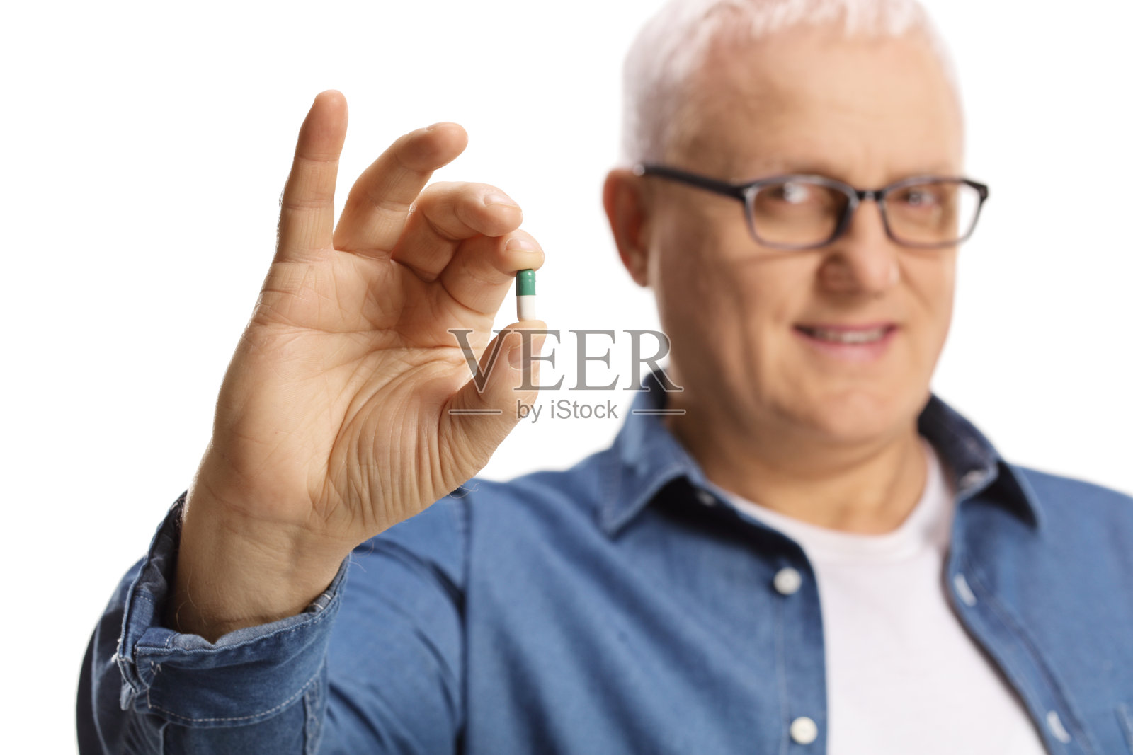 成熟的男人拿着胶囊吃药照片摄影图片