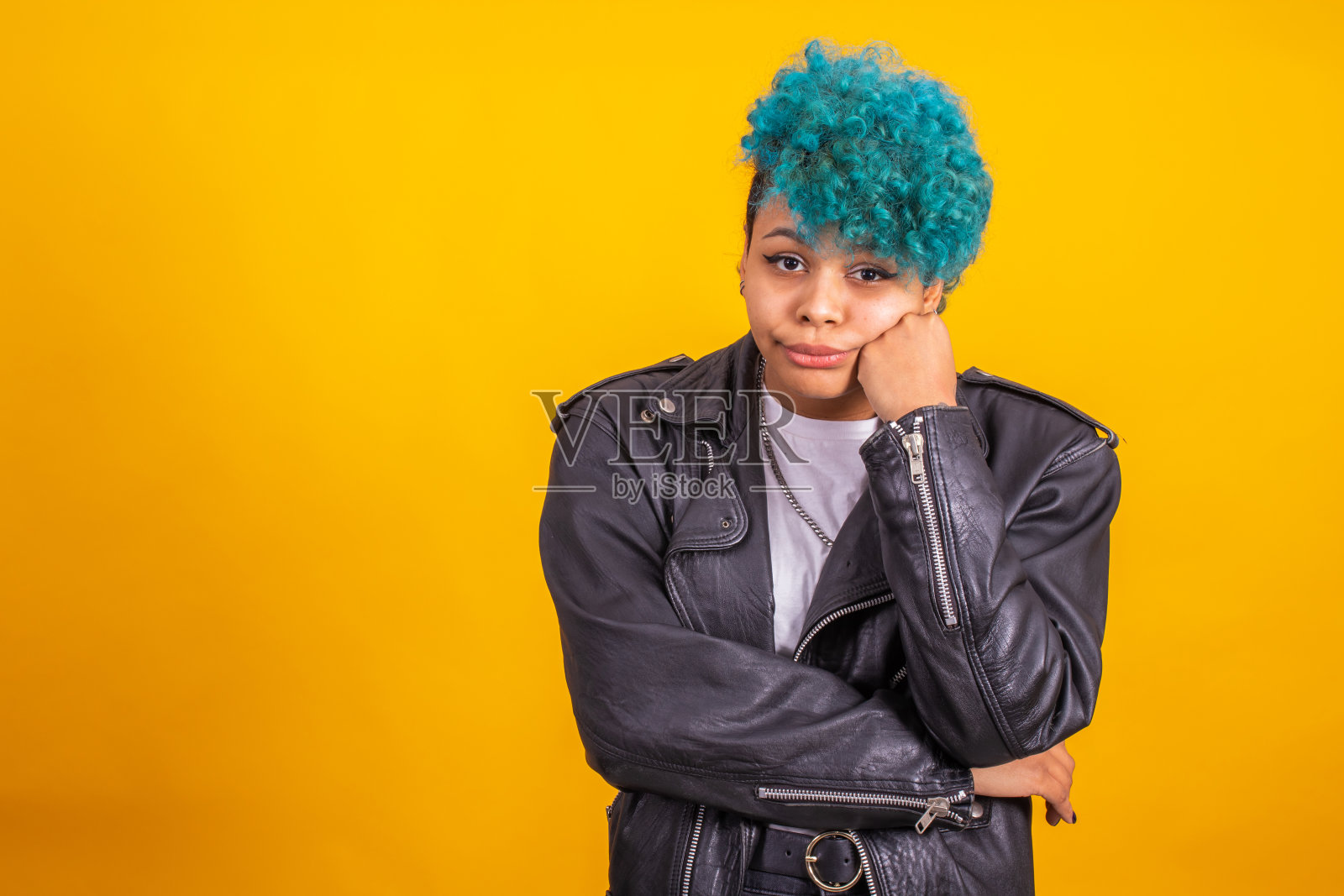 年轻现代的黑发女孩，蓝色卷发的美国黑人种族隔离的肤色背景照片摄影图片