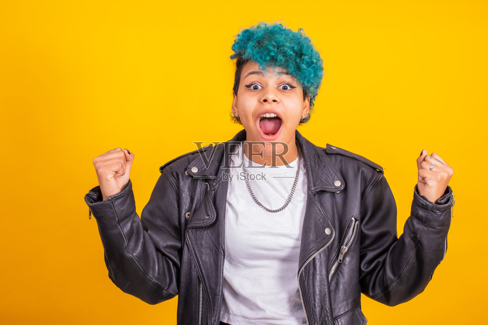 年轻的现代黑发女孩与卷曲的蓝色头发的非洲裔美国种族隔离的颜色背景照片摄影图片