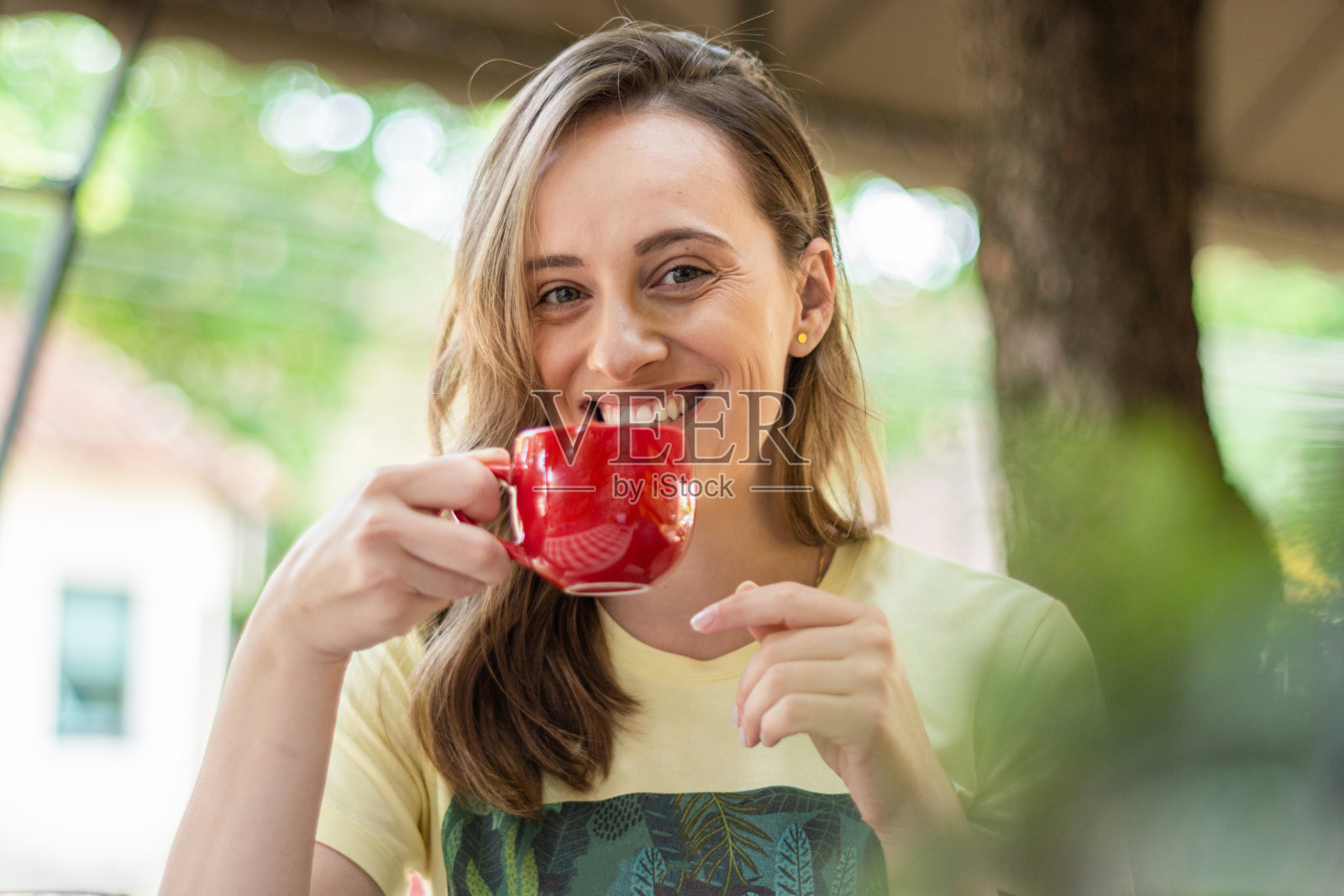 年轻女子拿着一杯咖啡的肖像照片摄影图片