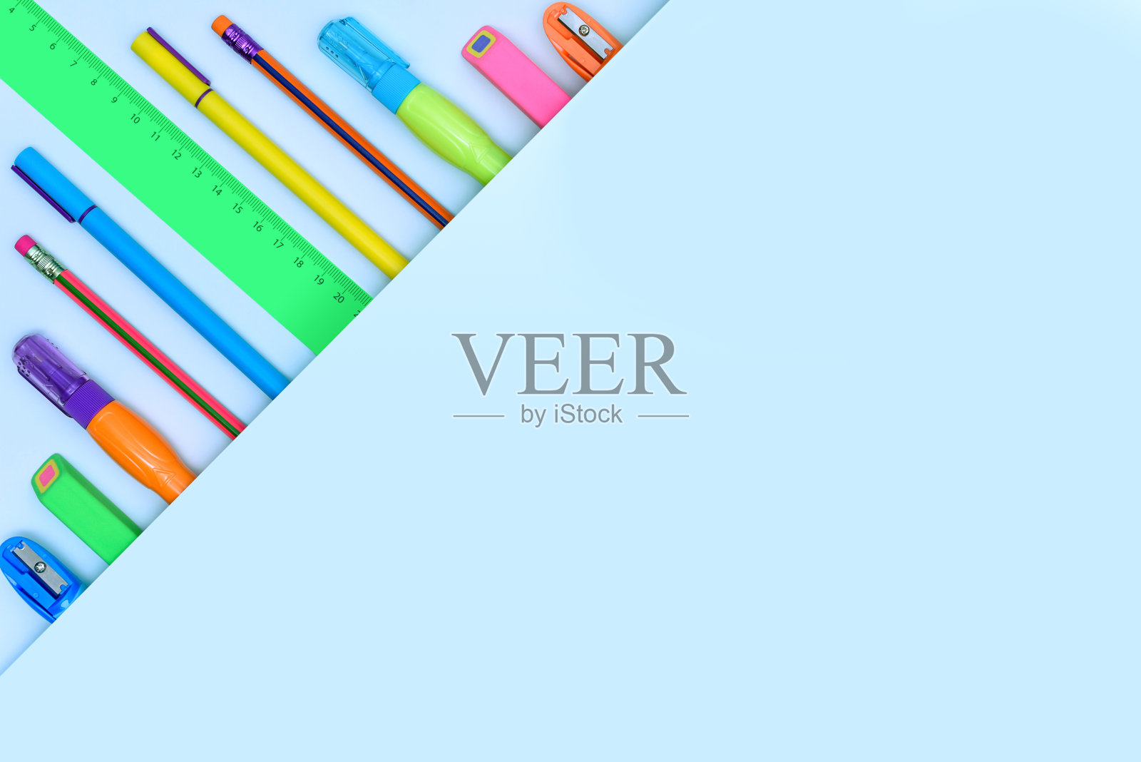 办公室和学校彩色文具蓝色背景作为折叠角边界。照片摄影图片