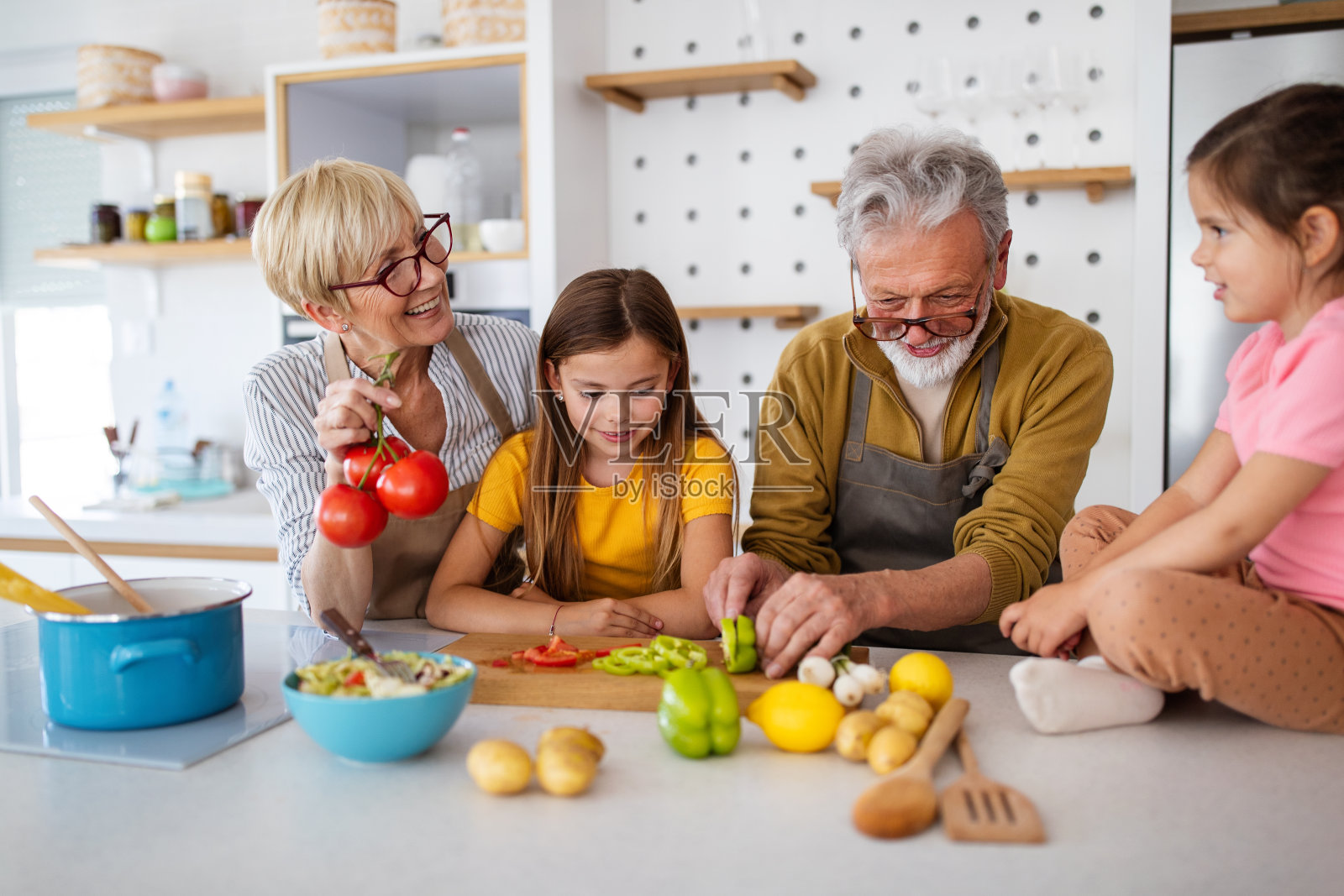 欢乐的家庭一起度过美好的时光，在厨房做饭照片摄影图片