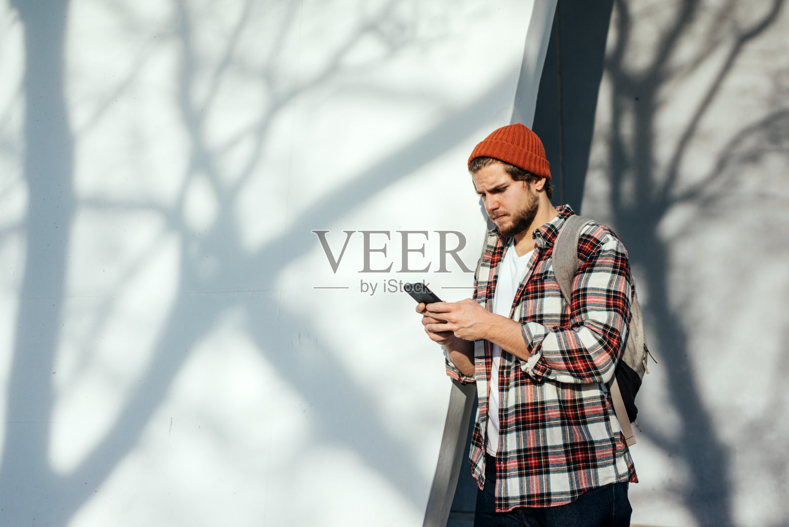 现代年轻人在大街上拿着智能手机的肖像照片摄影图片