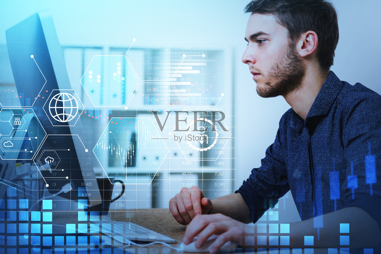 穿着蓝色衬衫的严肃商人正坐在办公室里工作照片摄影图片