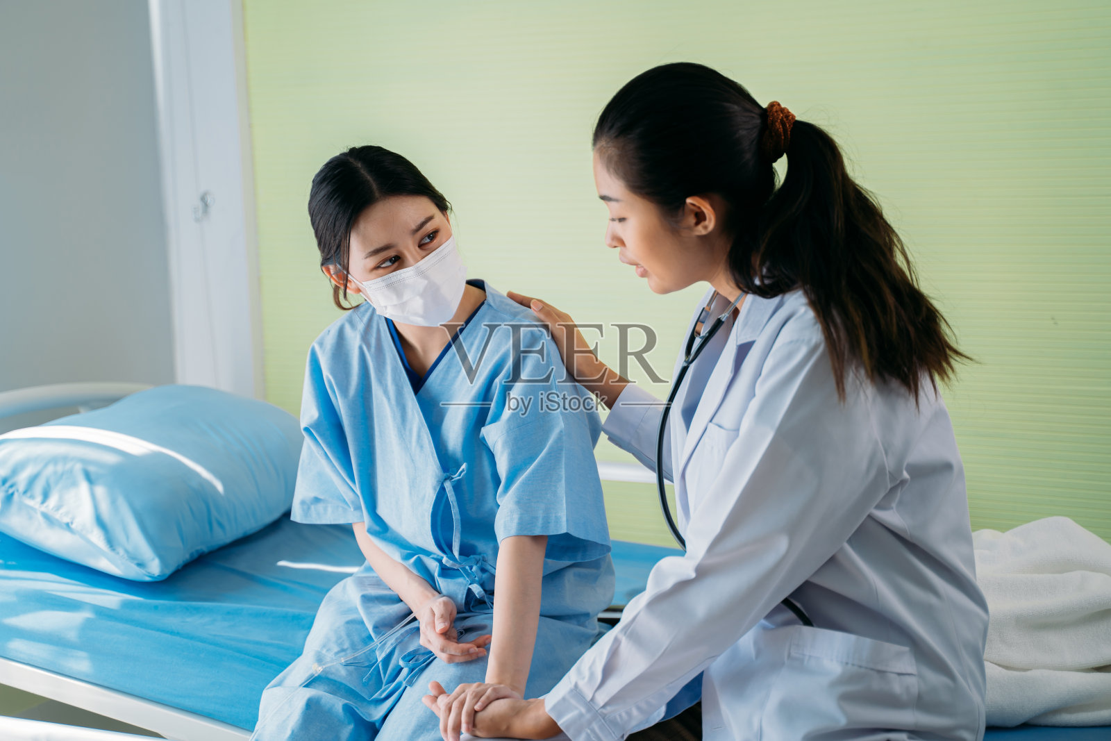 医生安慰年轻的病人和交谈照片摄影图片