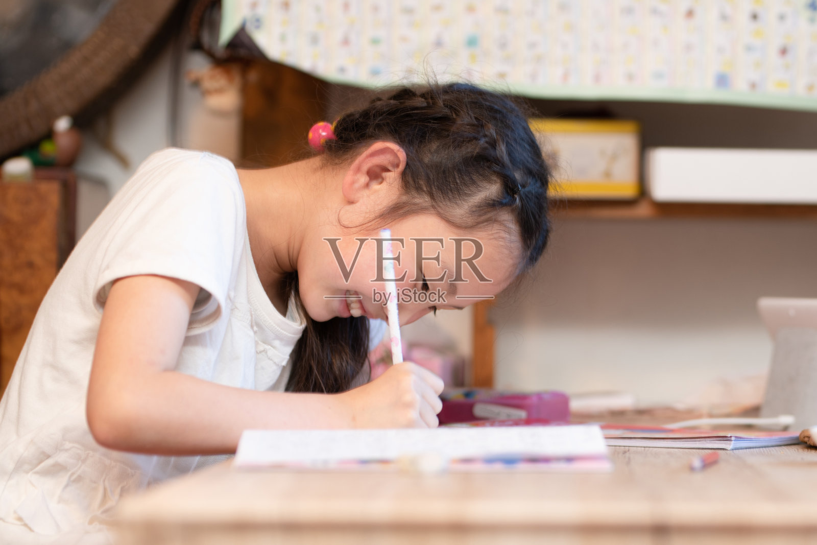 女孩在家学习照片摄影图片