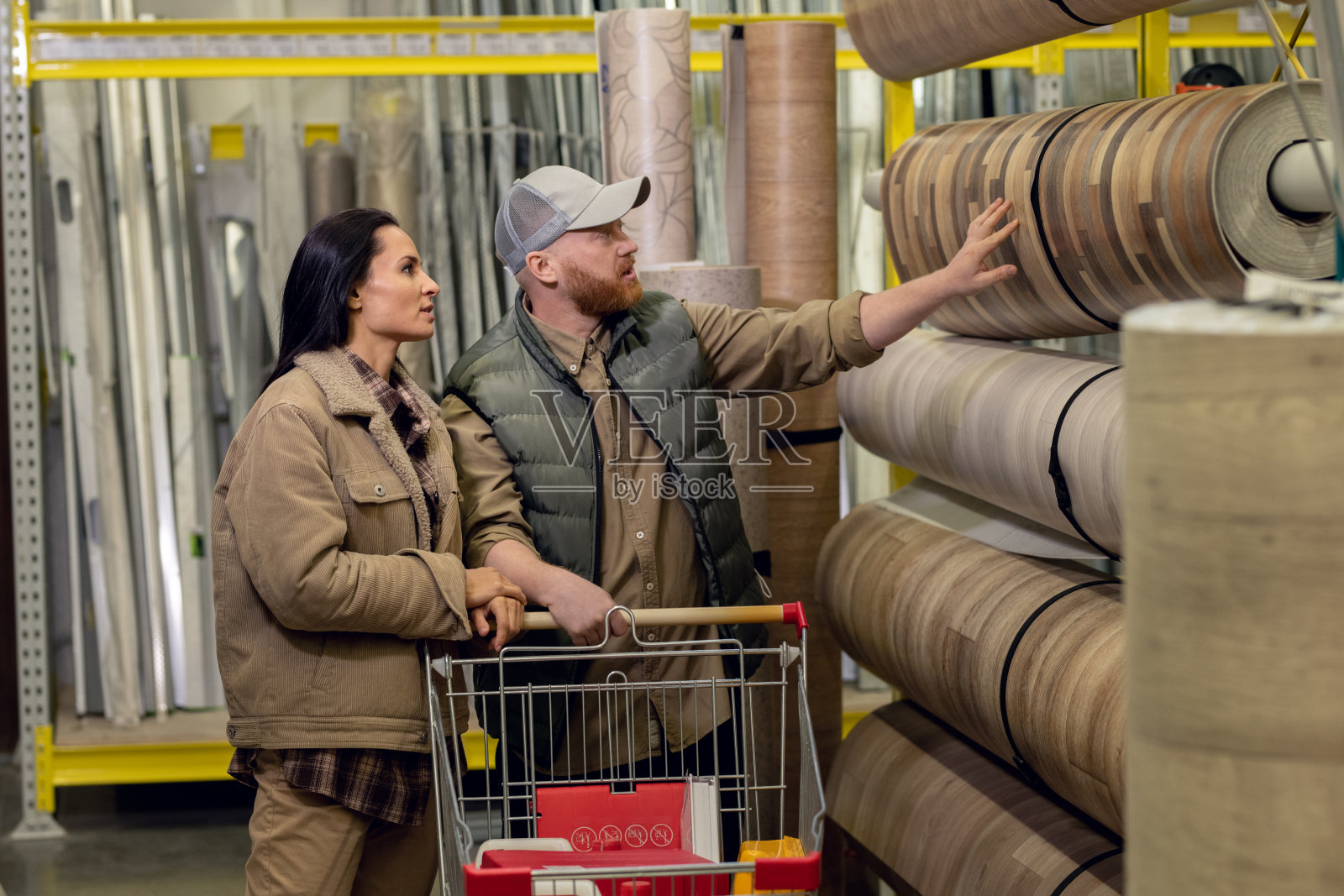 男人和女人为他们的房子或公寓选择油毡照片摄影图片