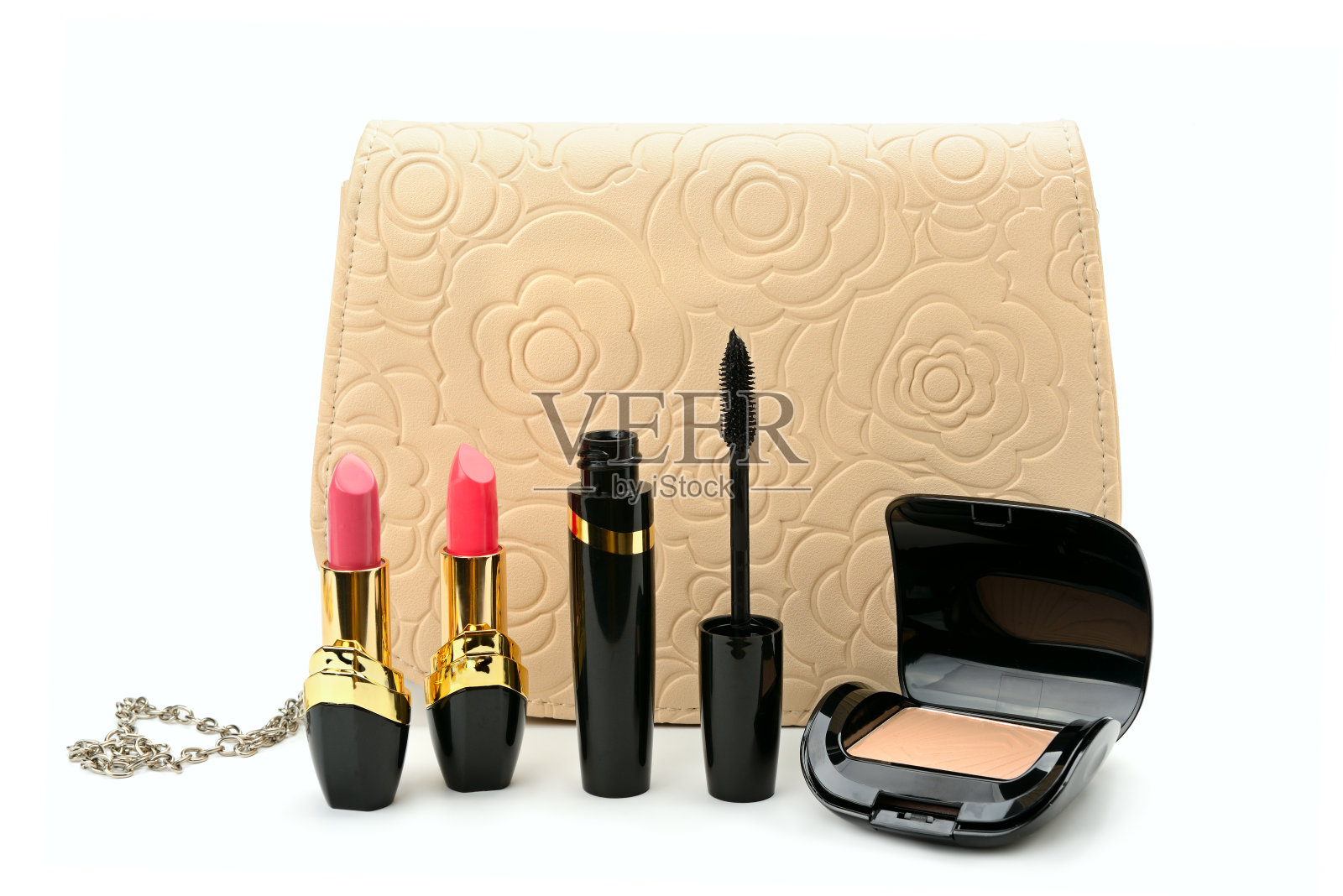 女士手袋和一套装饰化妆品孤立在白色的背景。照片摄影图片